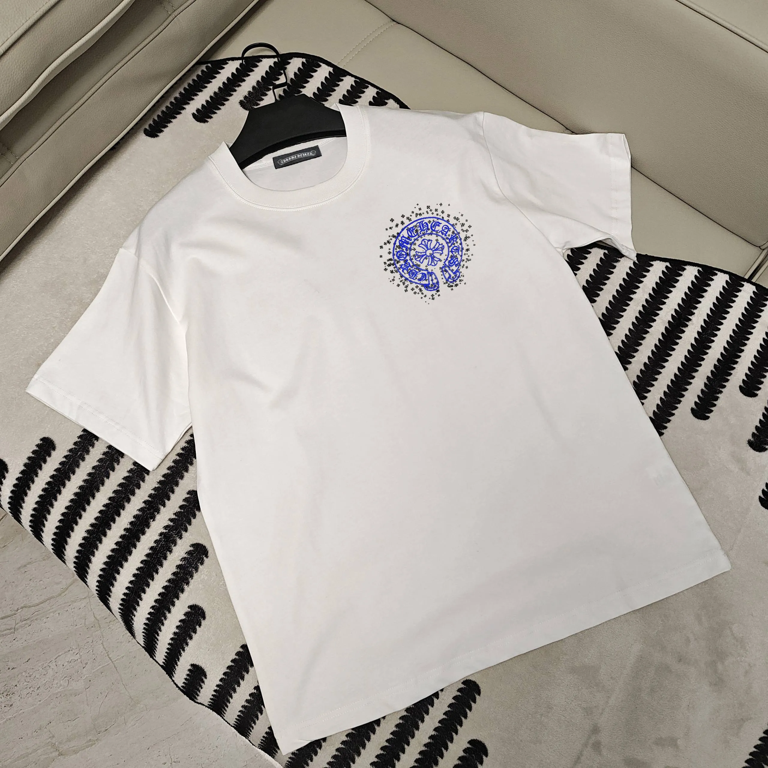 🅿️190 Year-round large supply, Croxin🔥🔥4050 new spring and summer fashionable round neck short sleeves👍high-end customization and versatile styles! It is more practical and can be easily controlled by anyone 🔥Made from 95% cotton + 5% Tencel 🔥fabric, it feels very nice, does not cause pilling, and does not deform. It is luxurious and classic 🐮logo design, very classy 👍A must buy for those who know the goods! The cut is a loose fit, suitable for both men and women! It shows your aura and also highlights your sophistication. This is its uniqueness. The effect on the upper body is very good. Size: S-XXL ⚠️Reference (model trying on, height 173cm, weight 145kg, wearing size L), can wear up to 200kg.